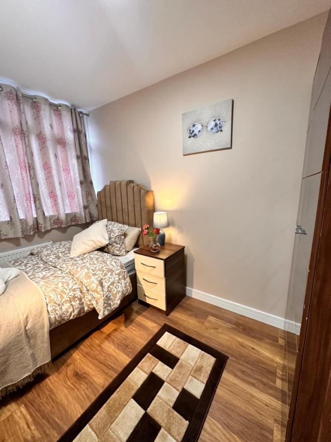 Canary Wharf Single Double And En-Suite Rooms 伦敦 外观 照片
