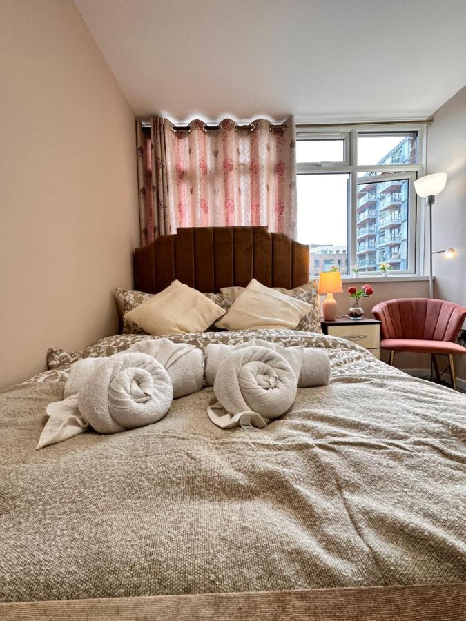 Canary Wharf Single Double And En-Suite Rooms 伦敦 外观 照片