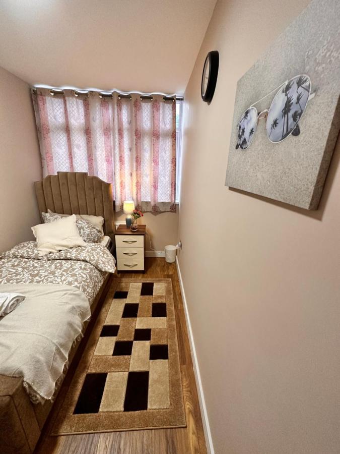 Canary Wharf Single Double And En-Suite Rooms 伦敦 外观 照片