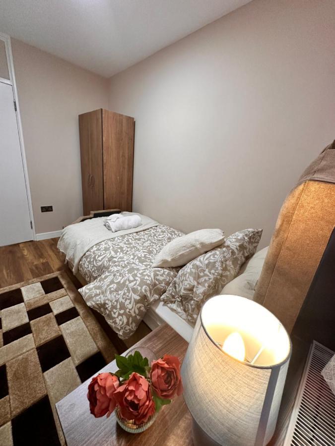 Canary Wharf Single Double And En-Suite Rooms 伦敦 外观 照片