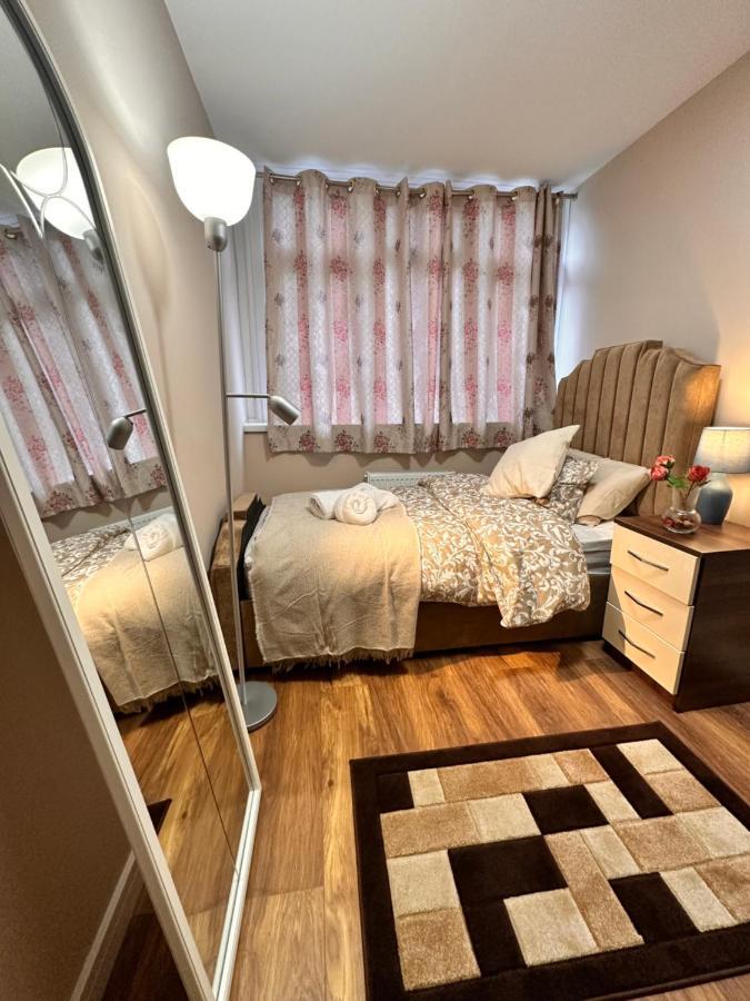 Canary Wharf Single Double And En-Suite Rooms 伦敦 外观 照片