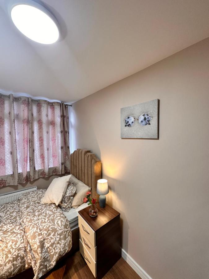 Canary Wharf Single Double And En-Suite Rooms 伦敦 外观 照片